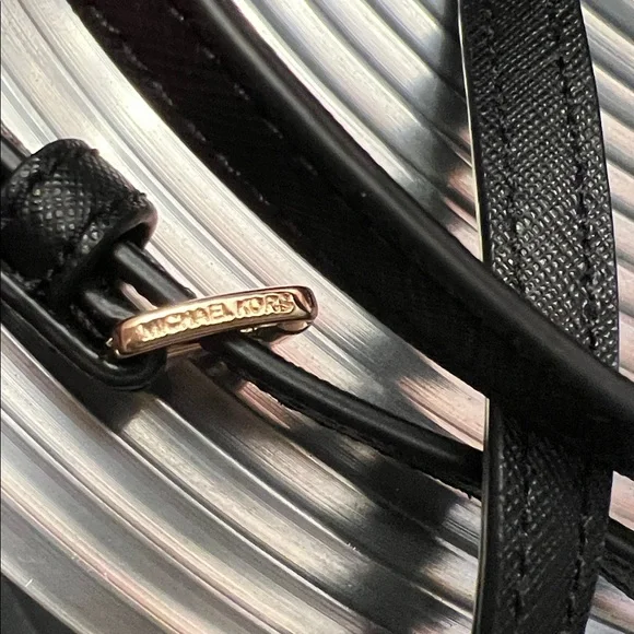 MICHAEL KORS BLACK JET SETTER CROSSBODY BAG with FRONT ZIP COMPARTMENT AND CHAIN - Picture 3 of 11